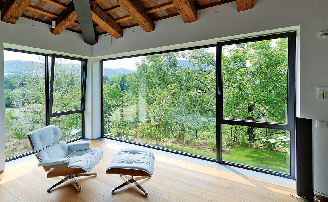 Панорамные окна загородного дома: теплое остекление, большие стеклопакеты