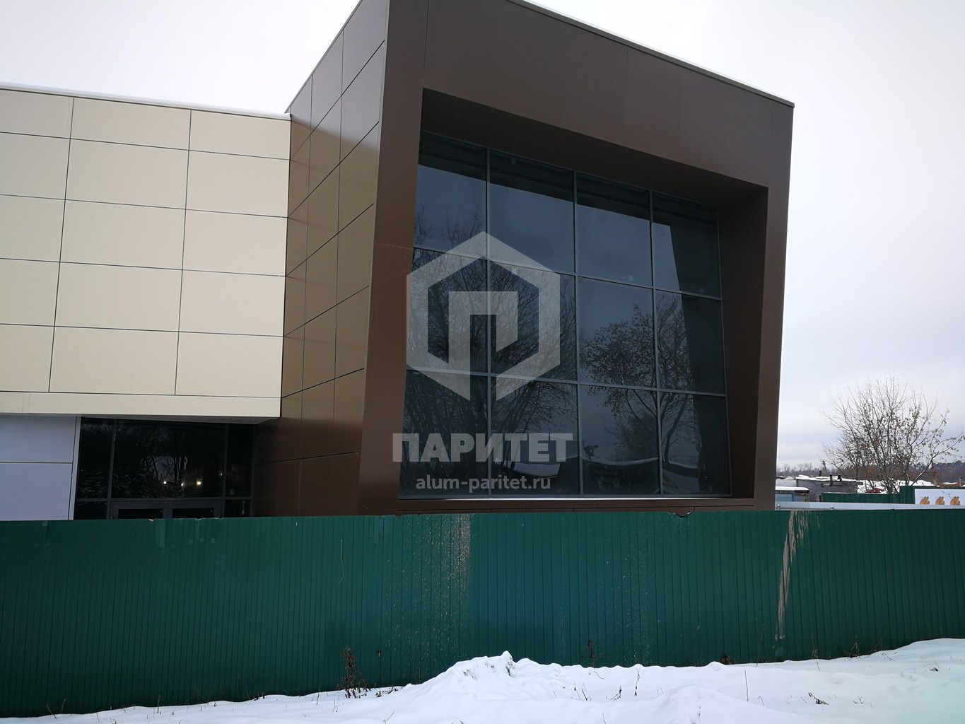 Остекление фасада автоцентра на Ильинском шоссе в Москве